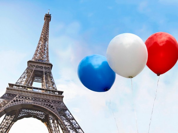 Balloons in the colors of the French flag in front of the Eiffel Tower